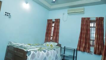 3 Schlafzimmer, Zimmersafe, Schreibtisch, Bügeleisen/Bügelbrett