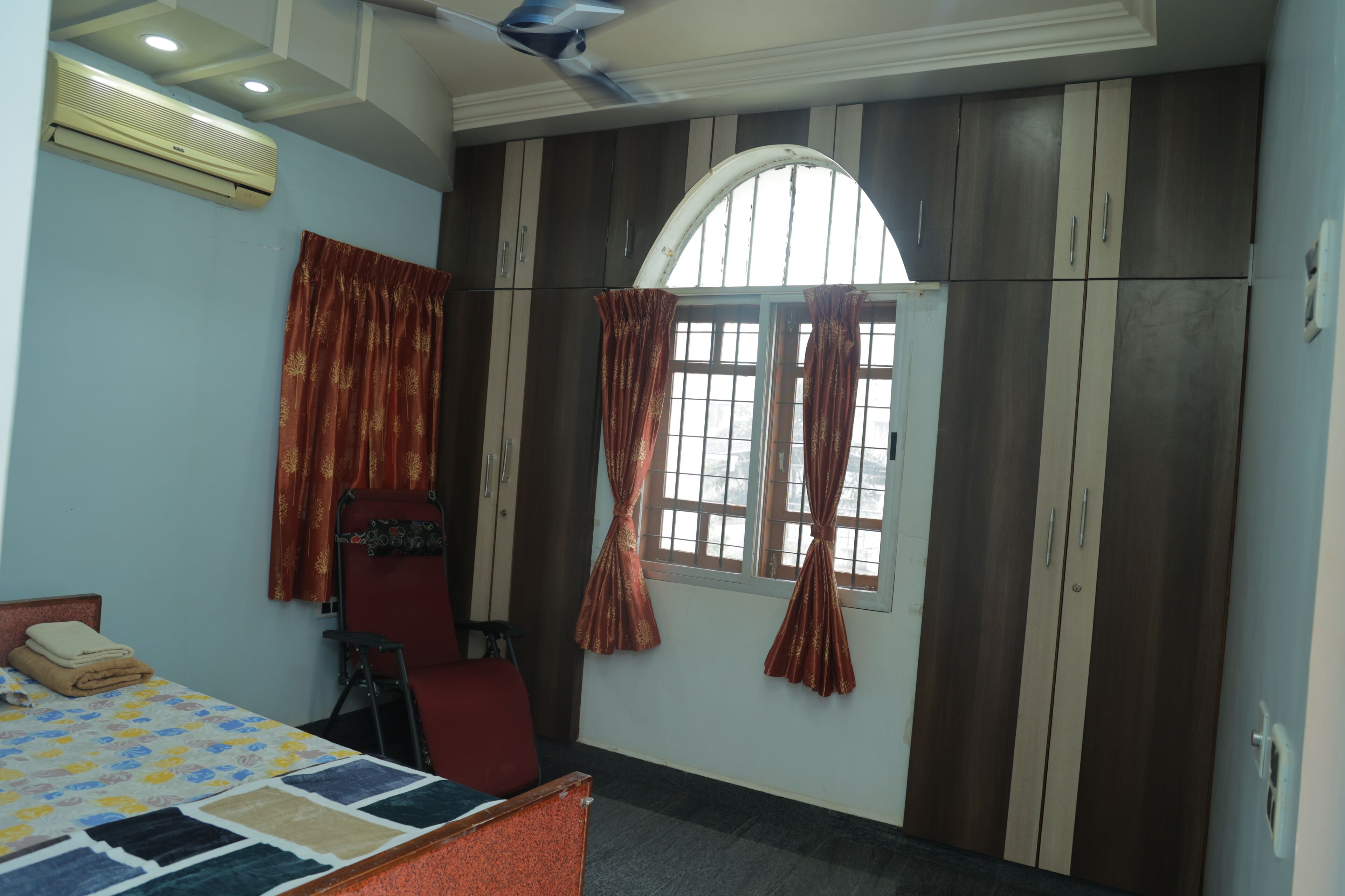 3 Schlafzimmer, Zimmersafe, Schreibtisch, Bügeleisen/Bügelbrett