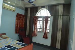 3 slaapkamers, een kluis op de kamer, een bureau