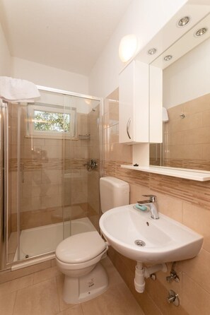 Hair dryer, towels, soap, toilet paper - Holiday Home Malačnica with Private Pool (Supetar)