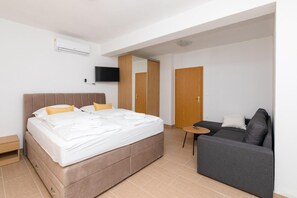 5 bedrooms, iron/ironing board, WiFi, bed sheets - Holiday Home Malačnica with Private Pool  (Supetar)