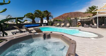 Amazing sea and mountain views, heated pool and jacuzzi, aircondition