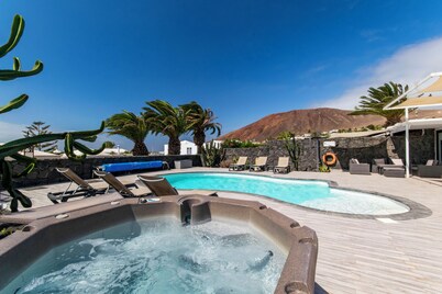 Amazing sea and mountain views, heated pool and jacuzzi, aircondition
