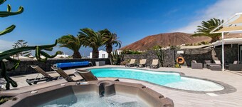 Amazing sea and mountain views, heated pool and jacuzzi, aircondition