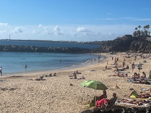 Chaises longues, serviettes de plage