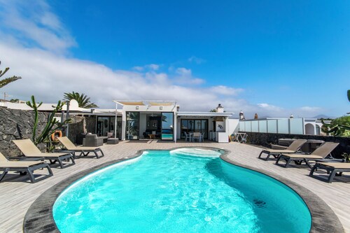 Amazing sea and mountain views, heated pool and jacuzzi, aircondition
