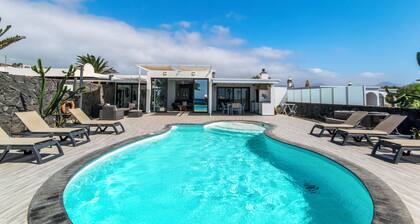 Amazing sea and mountain views, heated pool and jacuzzi, aircondition