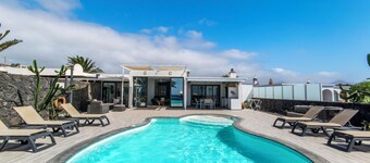 Amazing sea and mountain views, heated pool and jacuzzi, aircondition