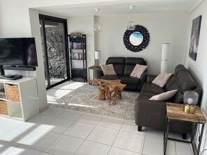 Smart TV, chimenea, libros, impresora