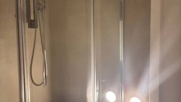 SĂšche-cheveux, serviettes fournies, savon, papier toilette