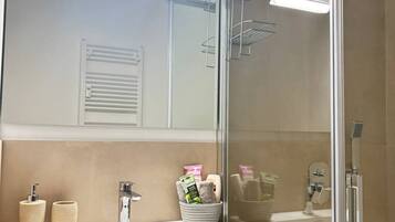 Asciugacapelli, asciugamani, sapone, carta igienica