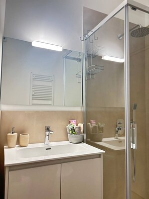 Hair dryer, towels, soap, toilet paper - Double with private room bathroom (Milano)