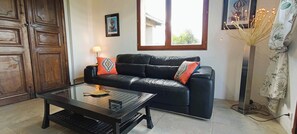 Een smart-tv, een dvd-speler, tafelvoetbal en een tafeltennistafel