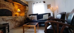 Een smart-tv, een dvd-speler, tafelvoetbal en een tafeltennistafel