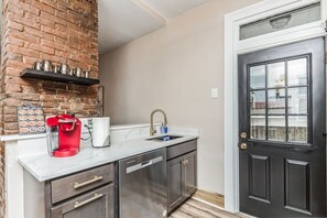 Fridge, microwave, oven, stovetop - Beautiful Millvale Retreat (Pittsburgh)