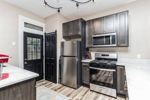 Geladeira, micro-ondas, fogão, cooktop