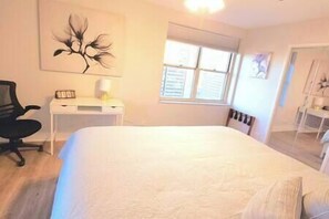 1 bedroom, iron/ironing board, WiFi, bed sheets - Spacious Downtown Condo Sleeps 4 (Atlanta)
