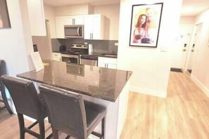 Fridge, microwave, oven, stovetop - Spacious Downtown Condo Sleeps 4 (Atlanta)