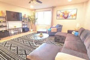 TV - Spacious Downtown Condo Sleeps 4 (Atlanta)