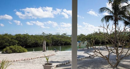 Studio,Waterfront,Kayaks,300m to stunning beach & bonefish flats,Boat Hire