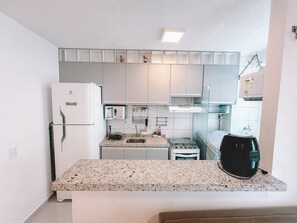 Classic Apartment | Private kitchen | Fridge, microwave, oven, cookware/dishes/utensils - Mirante Clube - Praia do Futuro (Fortaleza)