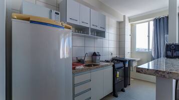 Apartamento tradicional | Cozinha privada | Geladeira, micro-ondas, fogão, talheres/pratos/utensílios de cozinha