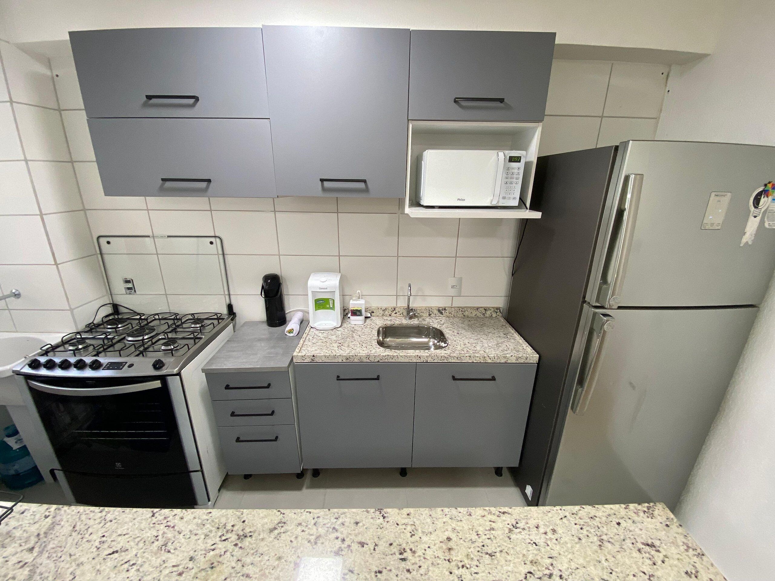 Apartamento | Cocina privada | Frigorífico, microondas, horno y utensilios de cocina