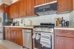 Fridge, microwave, oven, stovetop - 2 Bed / 2.5 Bath Villa near Placencia with AC, Wifi, Resort Access (Placencia)