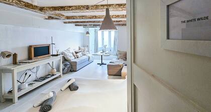 White Wilde beautiful apartment in the heart of Amsterdam