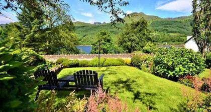 Rowantree Cottage - sleeps 11 guests in 5 bedrooms