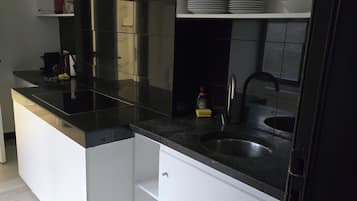 Een koelkast, een microgolfoven, een oven, een kookplaat