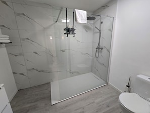 Sèche-cheveux, serviettes fournies