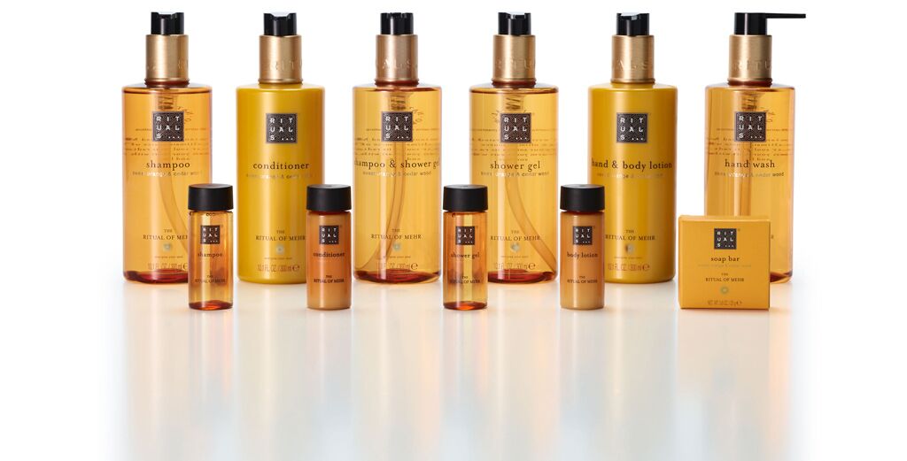 Una colección de productos Ritual de Meer que incluye champú, acondicionador, gel de ducha, loción corporal, loción de manos y cuerpo, y jabón en barra.