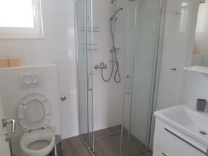 Douche, serviettes fournies, savon, papier toilette