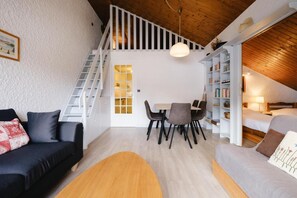Interior - 100m from resort center, 3rd floor, view village/mountain, balcony, tv, 76m², La Clusaz (La Clusaz)