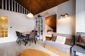 Interior - 100m from resort center, 3rd floor, view village/mountain, balcony, tv, 76m², La Clusaz (La Clusaz)