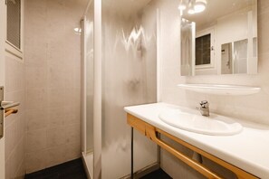 Bathroom - 100m from resort center, 3rd floor, view village/mountain, balcony, tv, 76m², La Clusaz (La Clusaz)