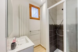 Dusche, Handtücher, Toilettenpapier