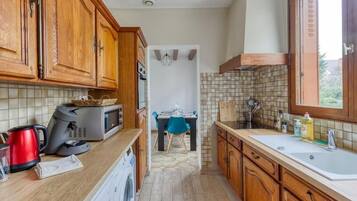 Een koelkast, een microgolfoven, een oven, een kookplaat