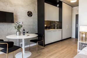 スタジオスイート バルコニー | 専用簡易キッチン | 冷蔵庫、コンロ、食器洗い機、コーヒー / ティーメーカー