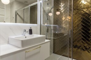 Studio Suite, Balcony | Bathroom