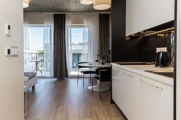 Suite studio, balcon | Cuisinette privée | Réfrigérateur, surface de cuisson, lave-vaisselle, cafetière-théière