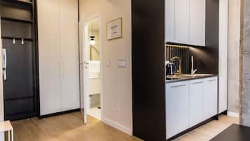 Suite estudio, balcón | Cocineta privada | Refrigerador, parrilla de estufa, lavavajillas y tetera eléctrica