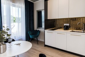 Studio Suite, Balcony | Private kitchenette | Fridge, stovetop, dishwasher, coffee/tea maker - Piedmont House (Kraków)