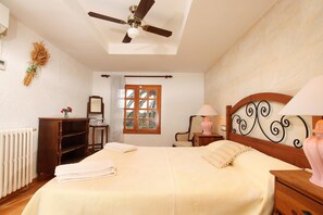 4 bedrooms, iron/ironing board, bed sheets