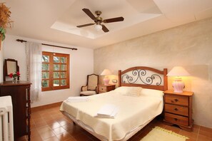 4 bedrooms, iron/ironing board, bed sheets - SOLIVELLAS. Villa near Pollensa with fabulous garden (Pollensa)