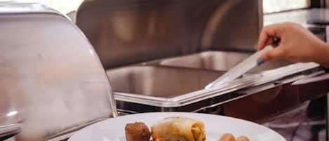 Un comedor con un plato de comida, una ventana y una silla.
