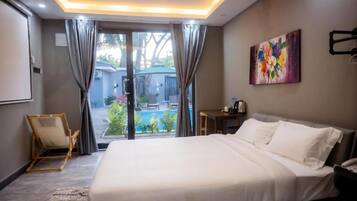 Phòng tiện nghi đơn giản, 1 giường đôi, không hút thuốc, quang cảnh hồ bơi | Két bảo mật tại phòng, bàn, khu vực làm việc phù hợp cho laptop