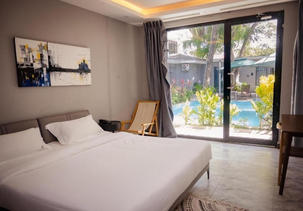 Comfort Room, 1 Double Bed, Non Smoking, Pool View | In-room safe, desk, laptop workspace, blackout curtains