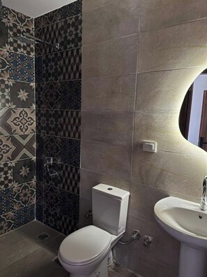 Bidet, towels